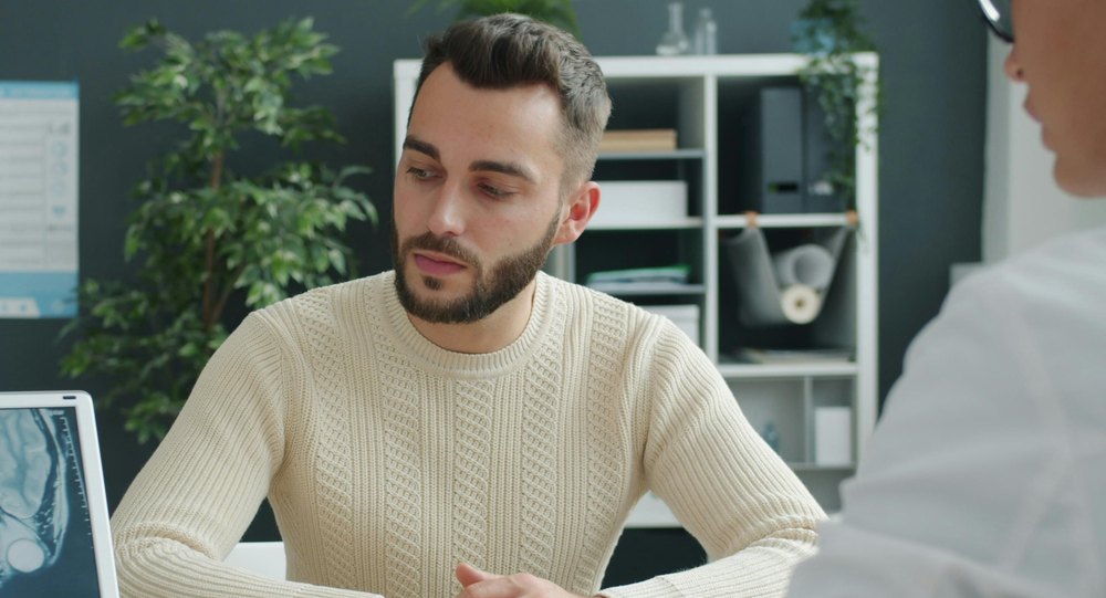 Paciente adulto sendo ouvido em uma consulta médica
